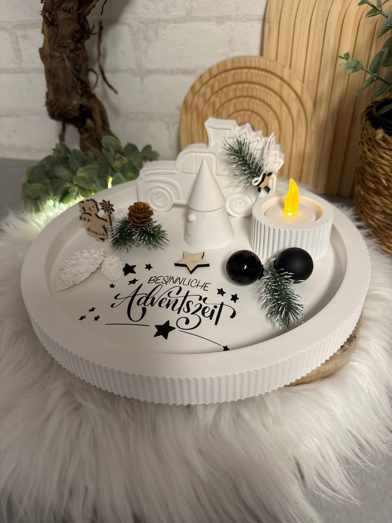 Adventsdeko „Besinnliche Adventszeit“ – Tablett mit Auto oder Elch - KB Socken