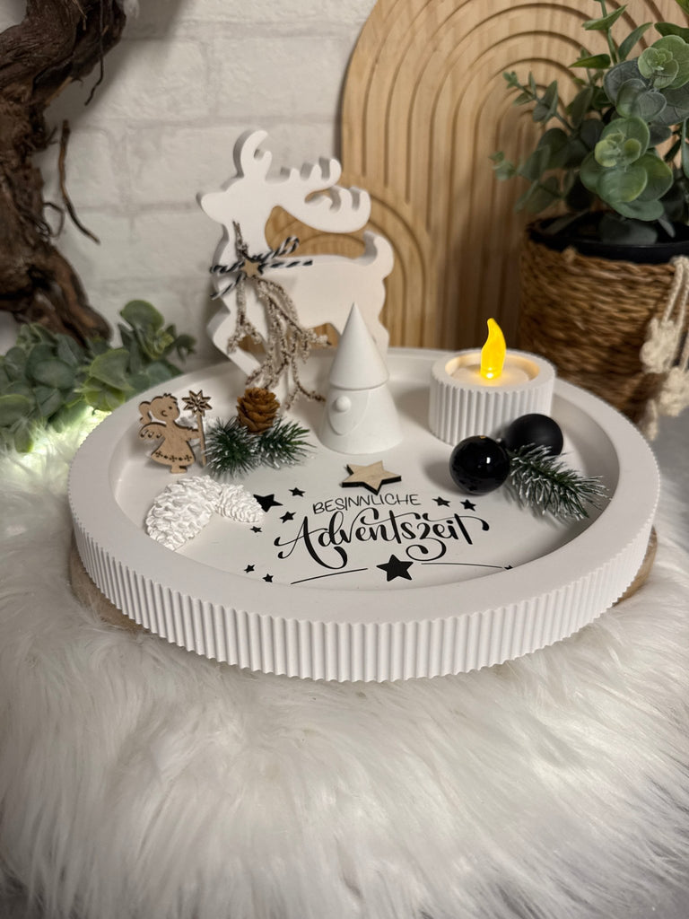 Adventsdeko „Besinnliche Adventszeit“ – Tablett mit Auto oder Elch - KB Socken