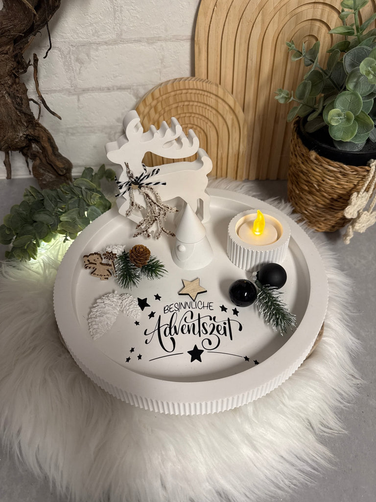 Adventsdeko „Besinnliche Adventszeit“ – Tablett mit Auto oder Elch - KB Socken