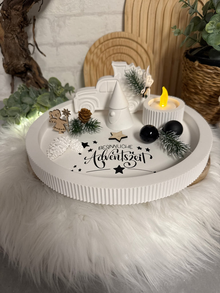 Adventsdeko „Besinnliche Adventszeit“ – Tablett mit Auto oder Elch - KB Socken