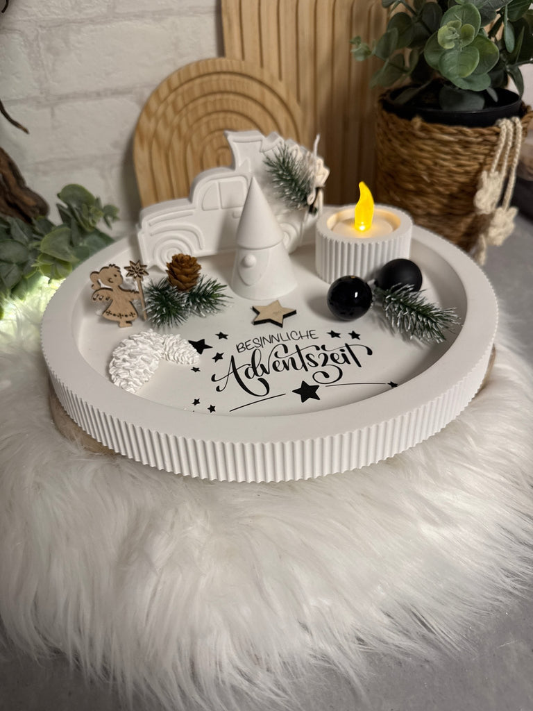 Adventsdeko „Besinnliche Adventszeit“ – Tablett mit Auto oder Elch - KB Socken