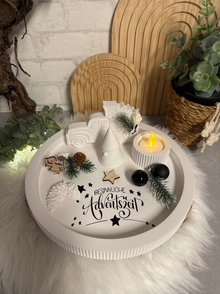 Adventsdeko „Besinnliche Adventszeit“ – Tablett mit Auto oder Elch - KB Socken