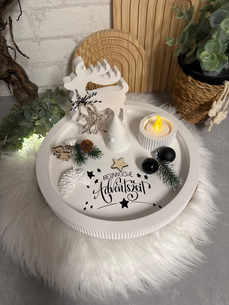 Adventsdeko „Besinnliche Adventszeit“ – Tablett mit Auto oder Elch - KB Socken