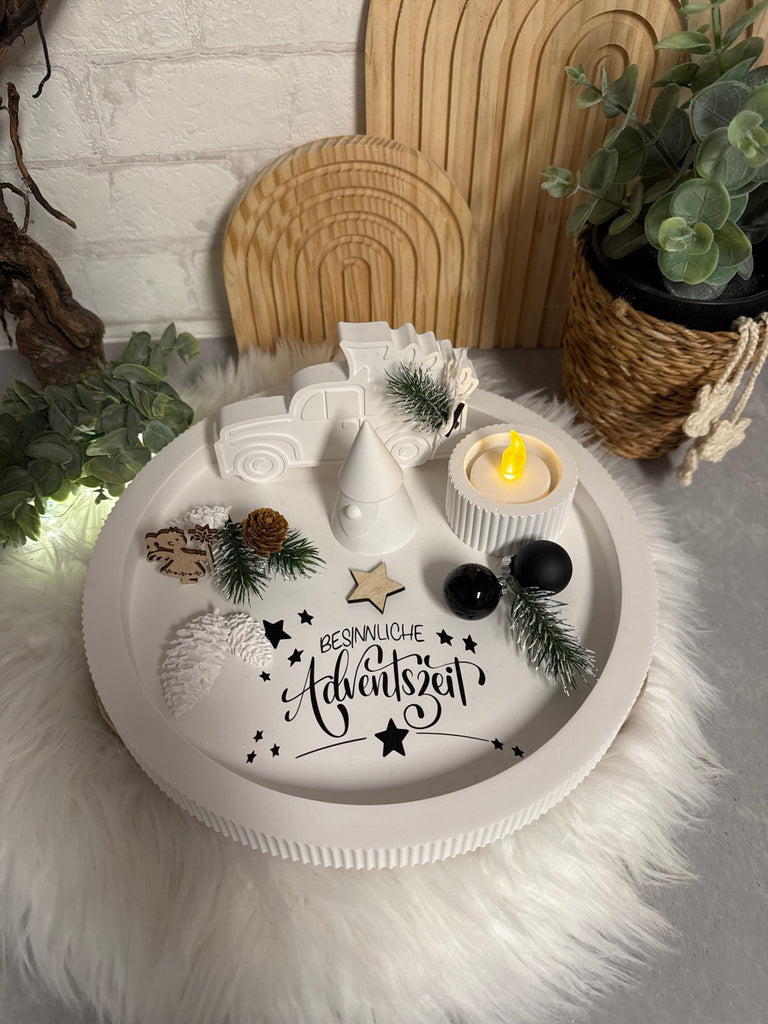 Adventsdeko „Besinnliche Adventszeit“ – Tablett mit Auto oder Elch - KB Socken
