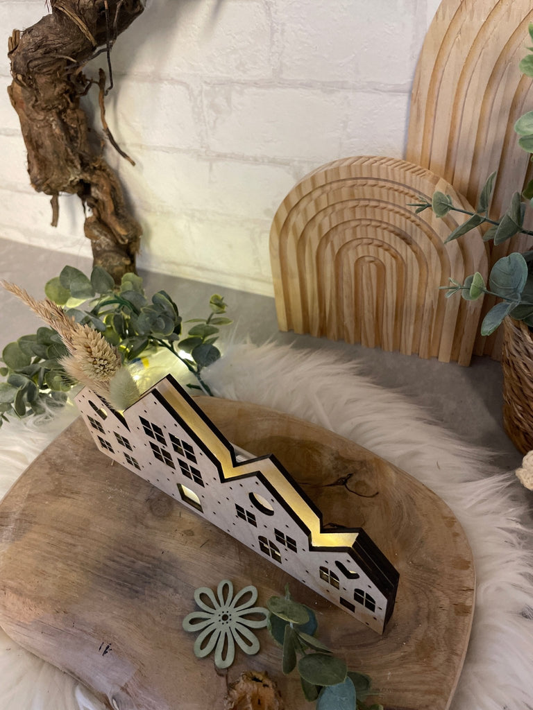 Beleuchtetes Holzhaus „Lichterzauber“ – Handgemachte Deko im skandinavischen Stil - KB Socken