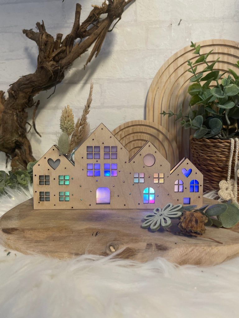 Beleuchtetes Holzhaus „Lichterzauber“ – Handgemachte Deko im skandinavischen Stil - KB Socken