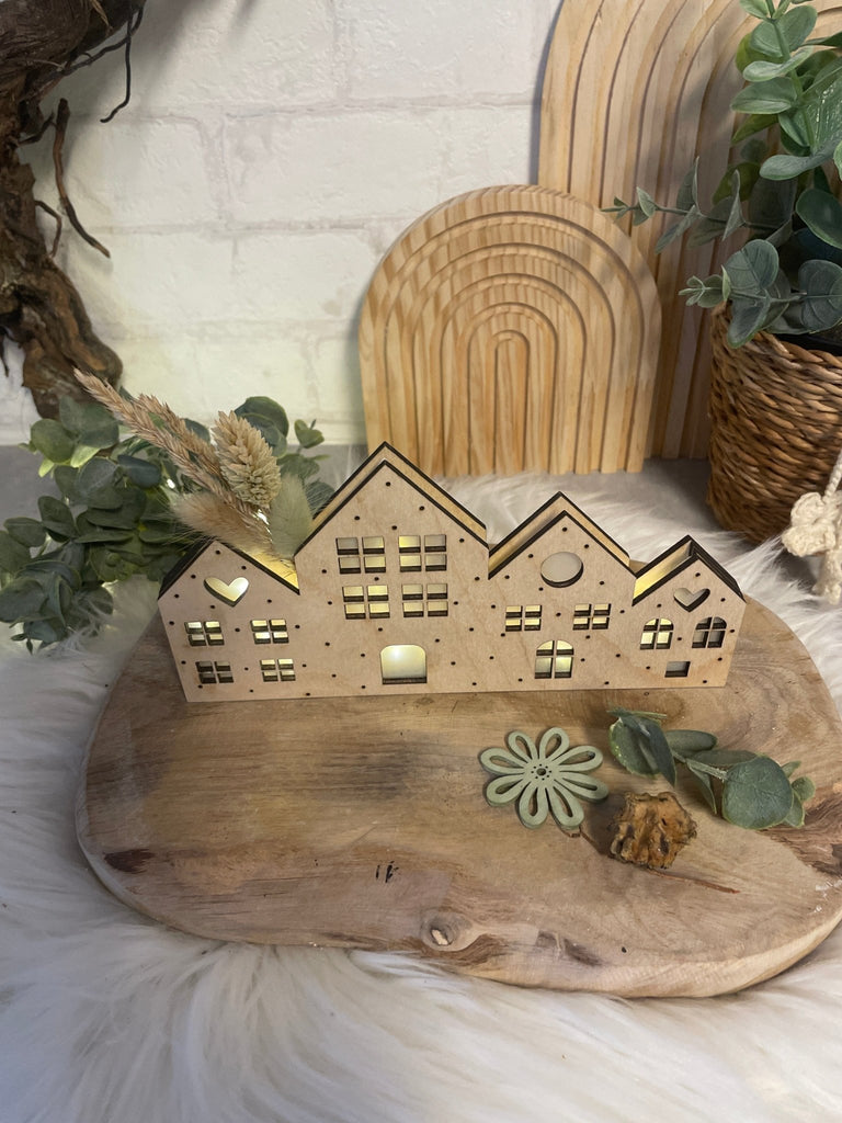 Beleuchtetes Holzhaus „Lichterzauber“ – Handgemachte Deko im skandinavischen Stil - KB Socken