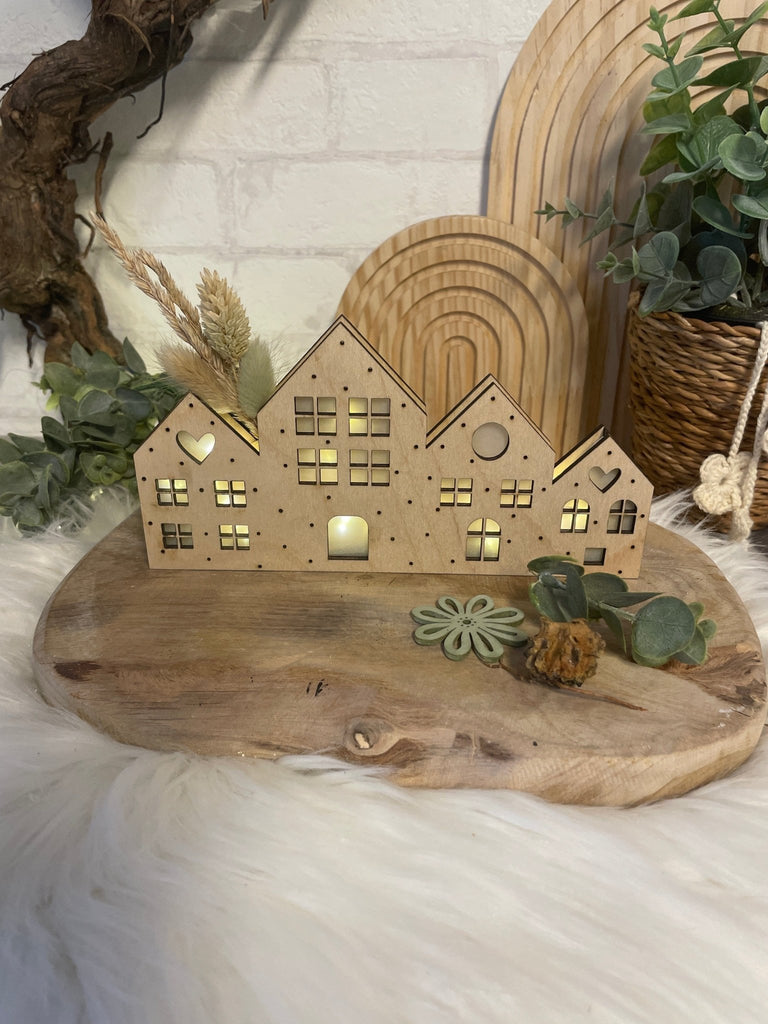 Beleuchtetes Holzhaus „Lichterzauber“ – Handgemachte Deko im skandinavischen Stil - KB Socken