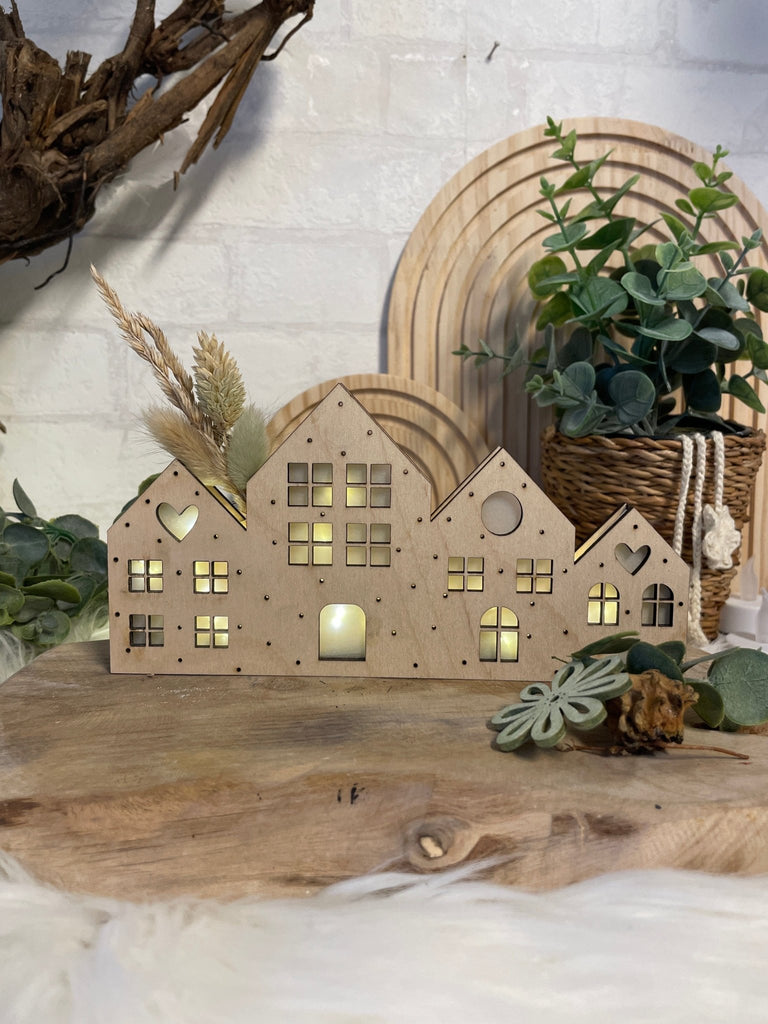 Beleuchtetes Holzhaus „Lichterzauber“ – Handgemachte Deko im skandinavischen Stil - KB Socken