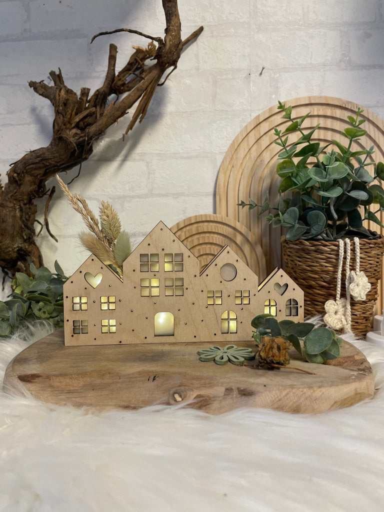 Beleuchtetes Holzhaus „Lichterzauber“ – Handgemachte Deko im skandinavischen Stil - KB Socken