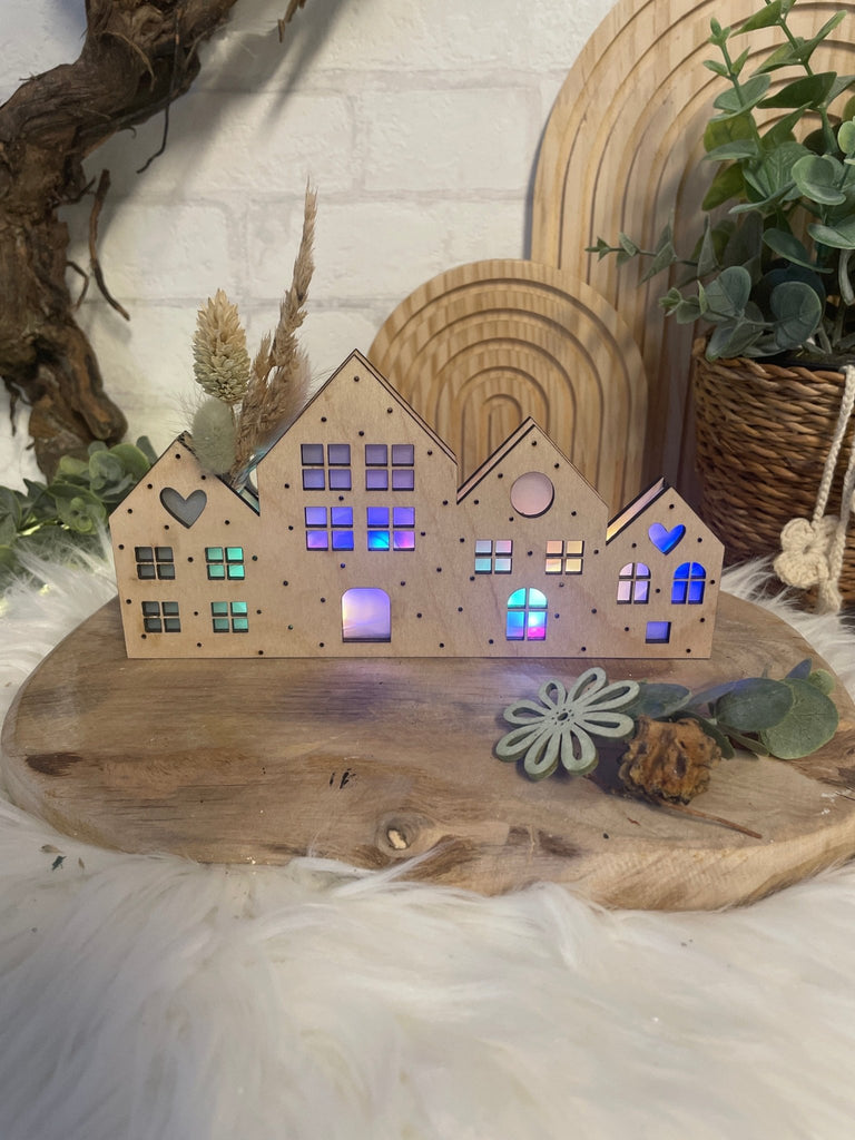 Beleuchtetes Holzhaus „Lichterzauber“ – Handgemachte Deko im skandinavischen Stil - KB Socken