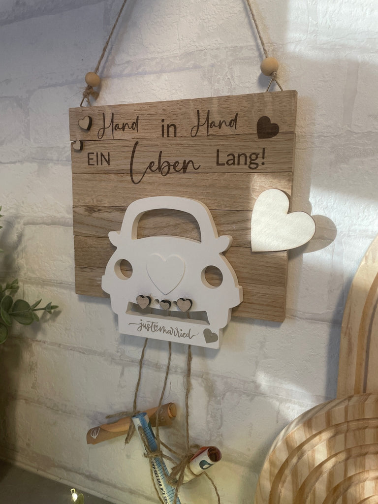 Geldgeschenk zur Hochzeit – Holzgravur „Hand in Hand“, personalisiert - KB Socken