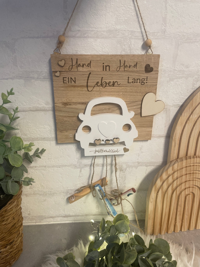 Geldgeschenk zur Hochzeit – Holzgravur „Hand in Hand“, personalisiert - KB Socken