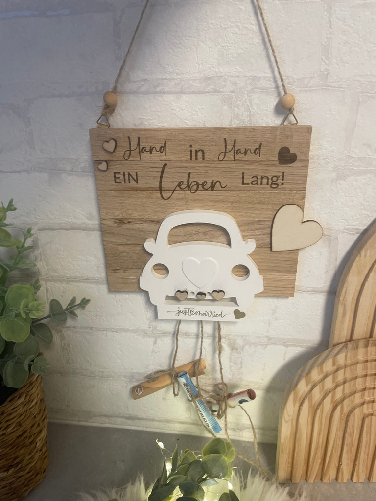 Geldgeschenk zur Hochzeit – Holzgravur „Hand in Hand“, personalisiert - KB Socken