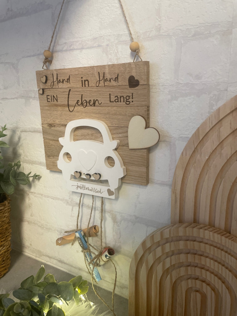 Geldgeschenk zur Hochzeit – Holzgravur „Hand in Hand“, personalisiert - KB Socken