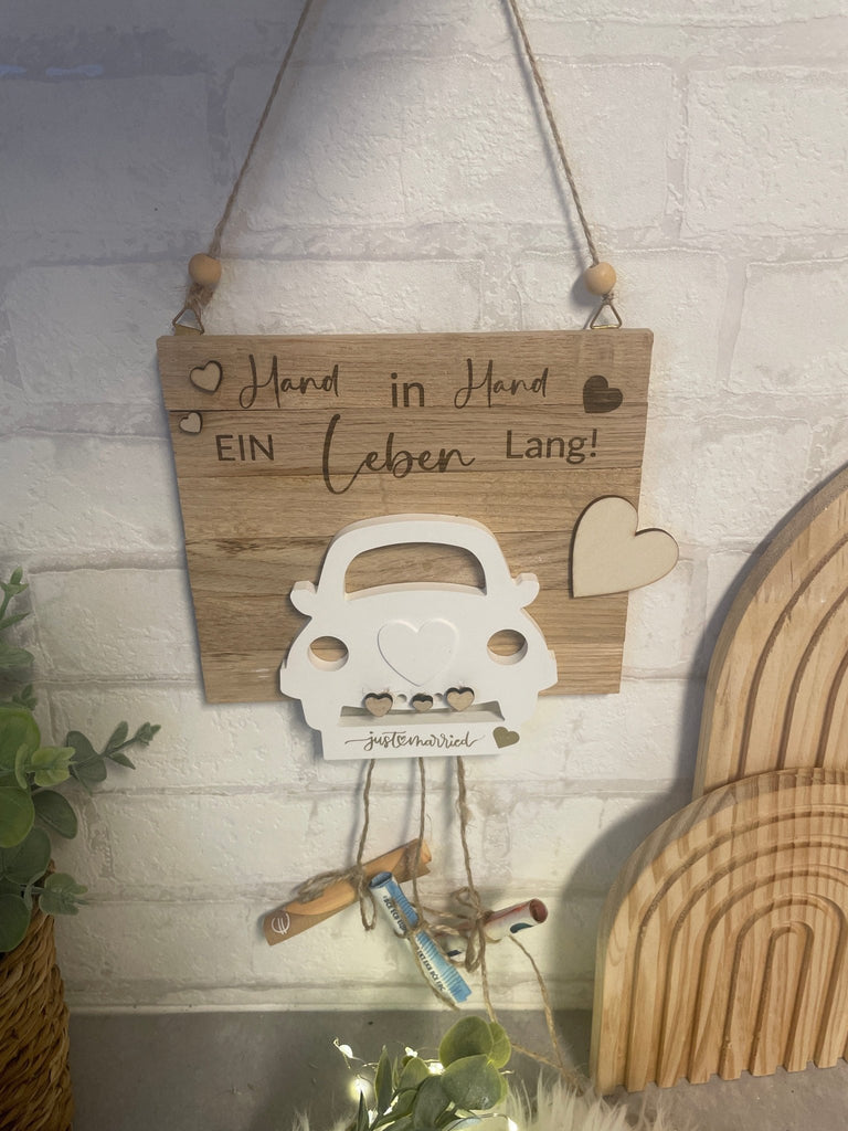 Geldgeschenk zur Hochzeit – Holzgravur „Hand in Hand“, personalisiert - KB Socken