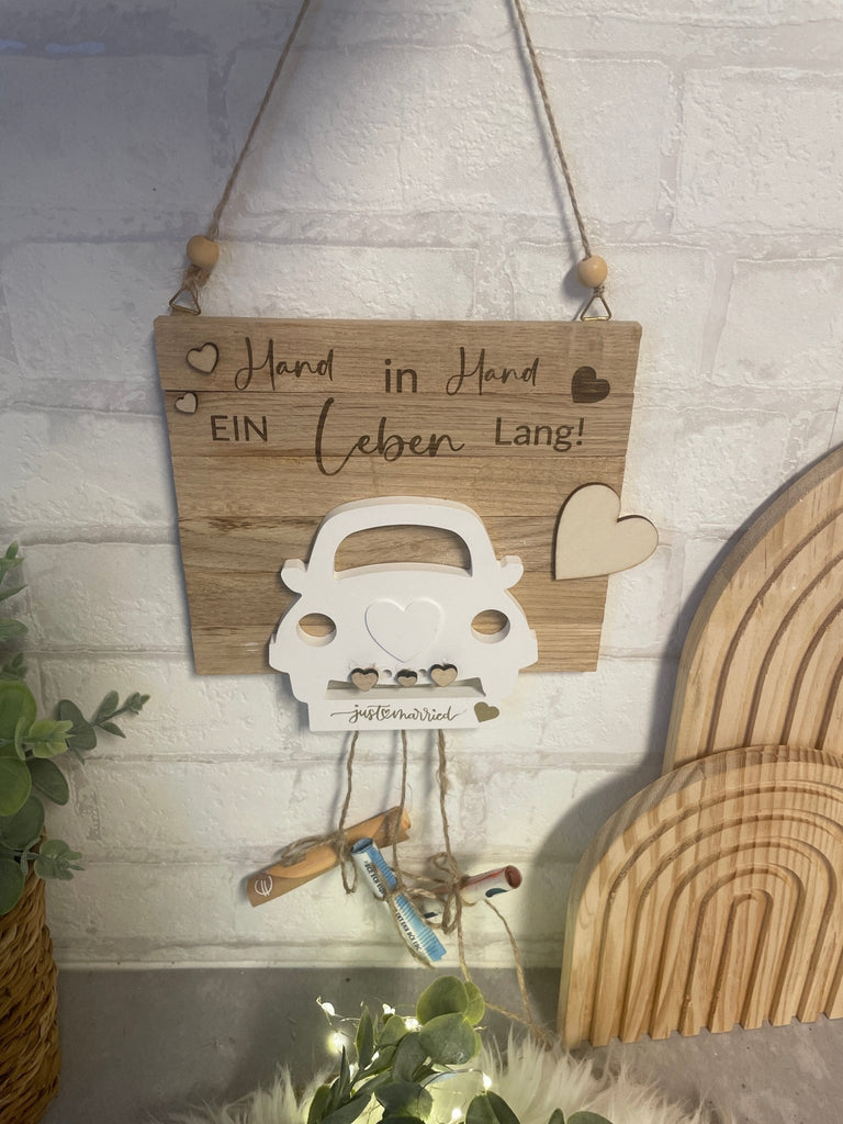 Geldgeschenk zur Hochzeit – Holzgravur „Hand in Hand“, personalisiert - KB Socken