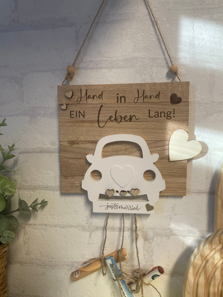 Geldgeschenk zur Hochzeit – Holzgravur „Hand in Hand“, personalisiert - KB Socken