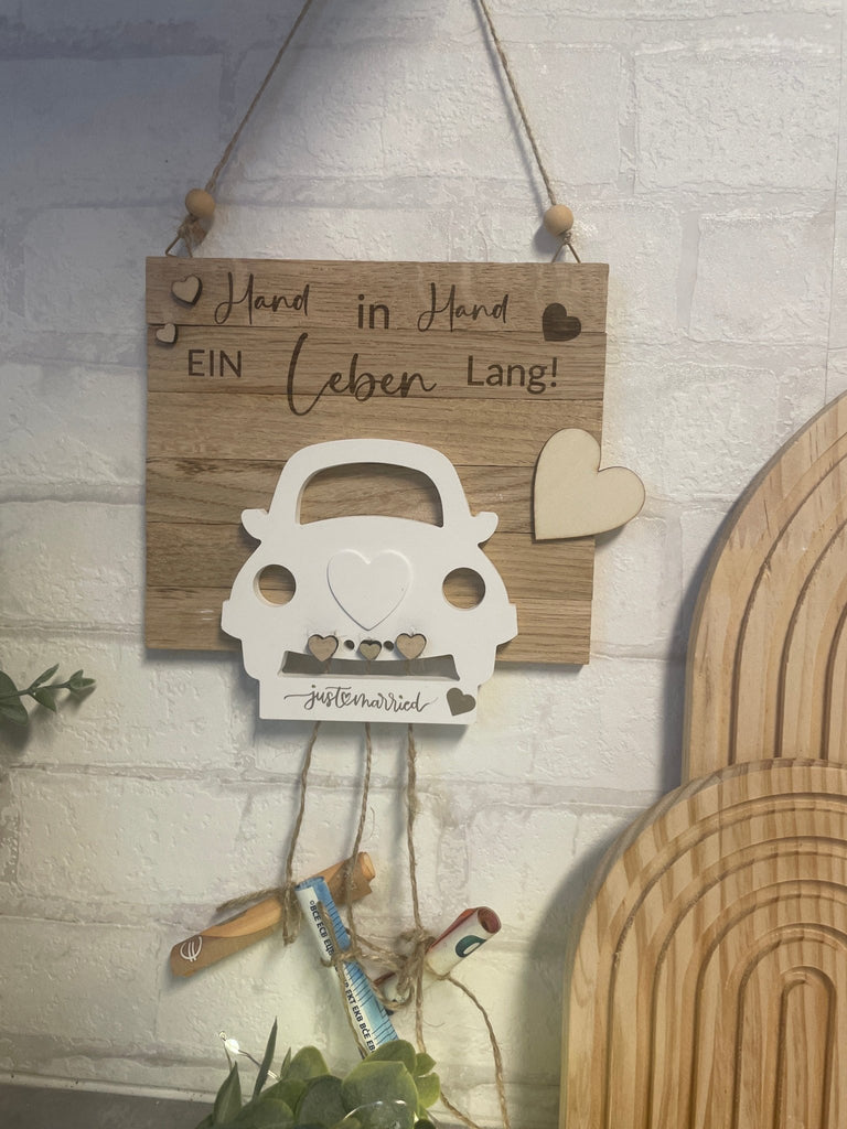 Geldgeschenk zur Hochzeit – Holzgravur „Hand in Hand“, personalisiert - KB Socken