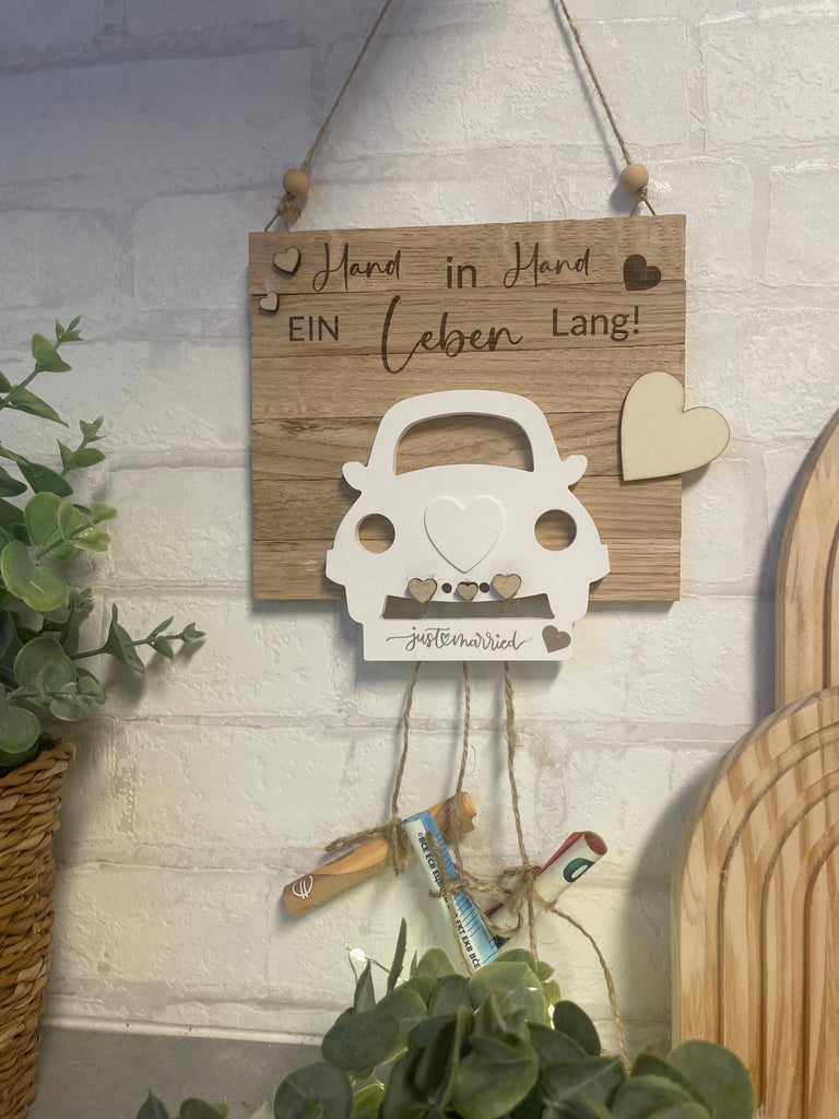 Geldgeschenk zur Hochzeit – Holzgravur „Hand in Hand“, personalisiert - KB Socken