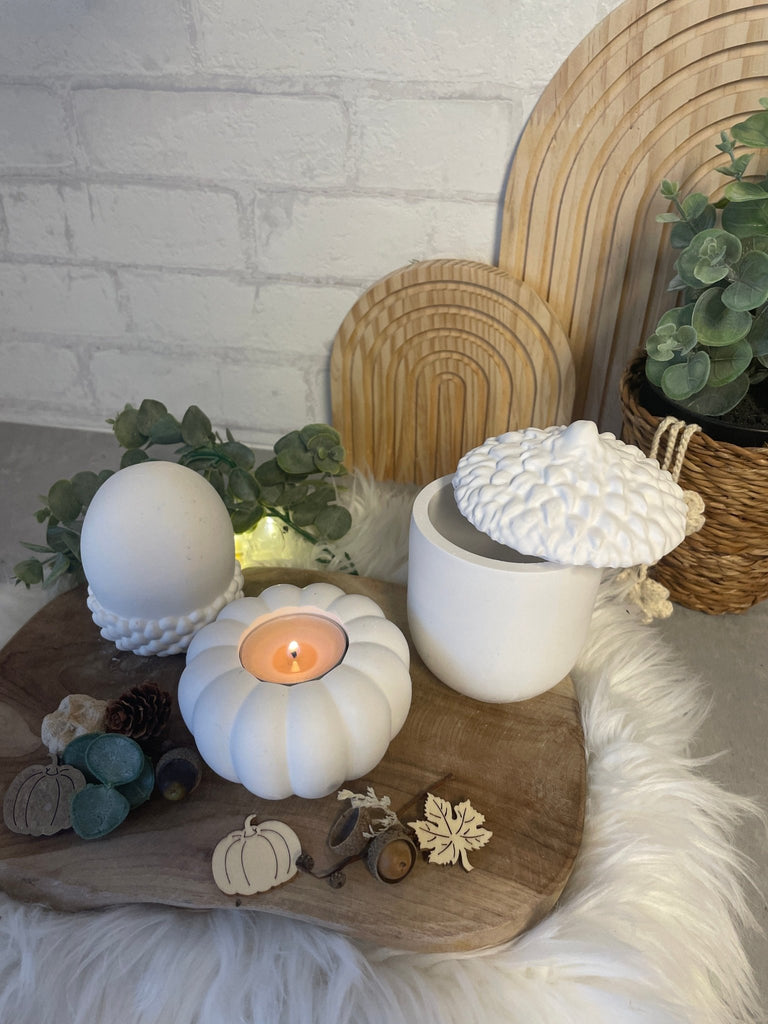 Herbstliche Deko im Keramiklook – Kürbis - Teelichthalter & Eichel - Set Weiß - KB Socken