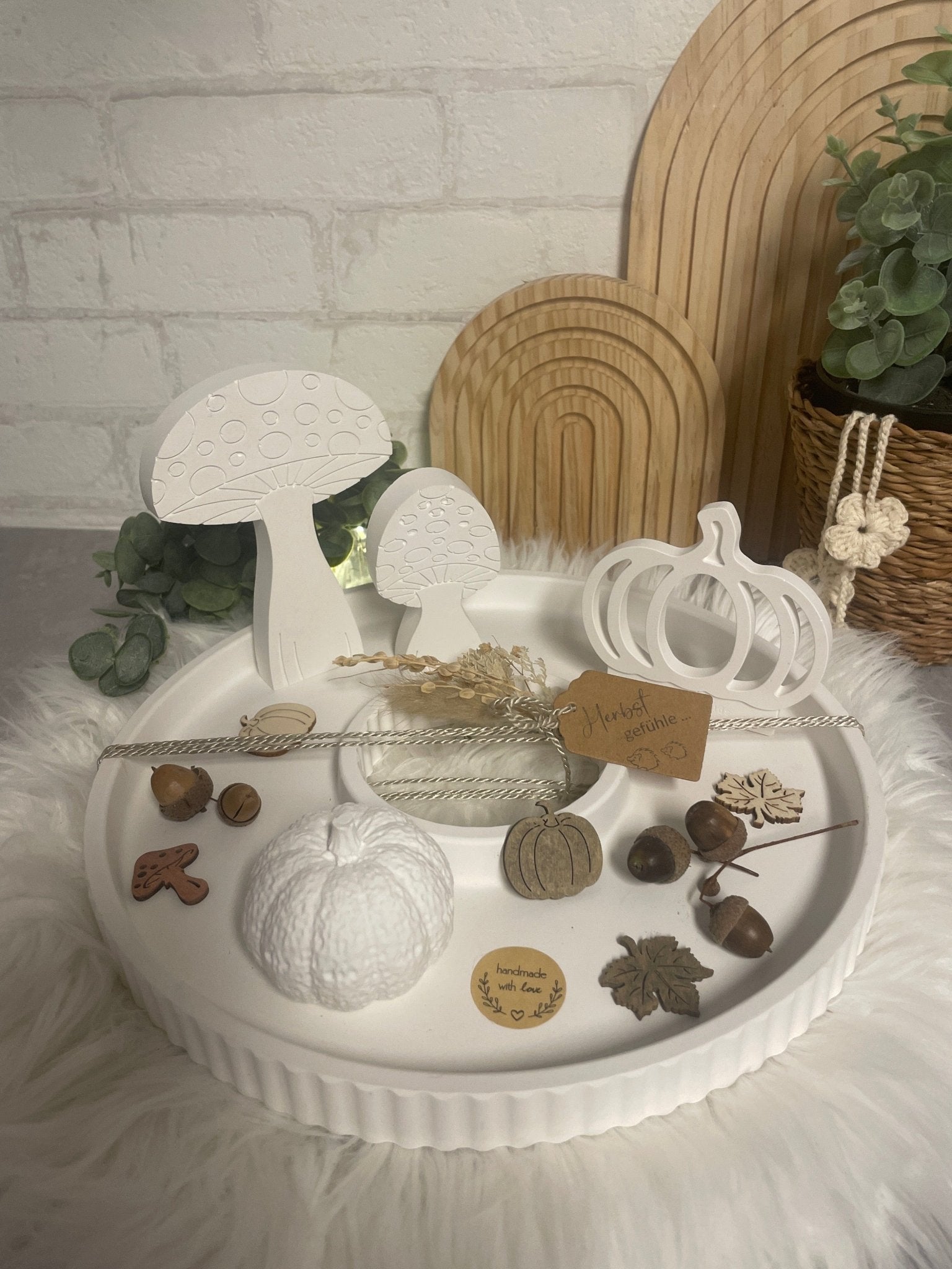 Herbstliches Deko-Tablett in Weiß – Kürbisse, Pilze & Boho-Details