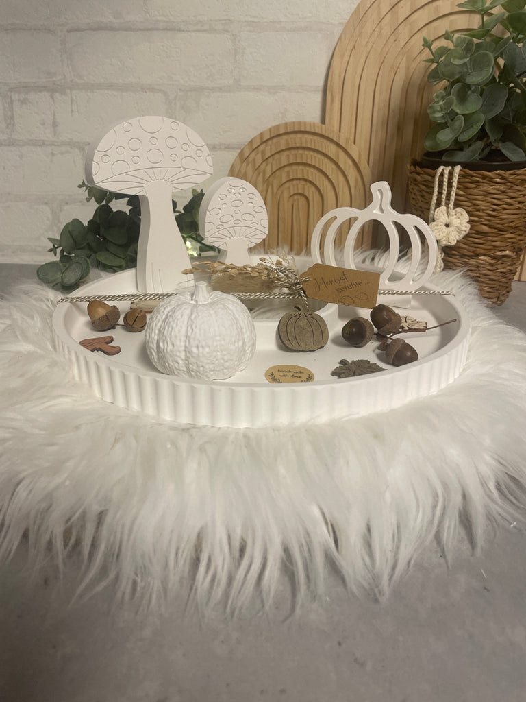 Herbstliches Deko - Tablett in Weiß – Kürbisse, Pilze & Naturdetails - KB Socken