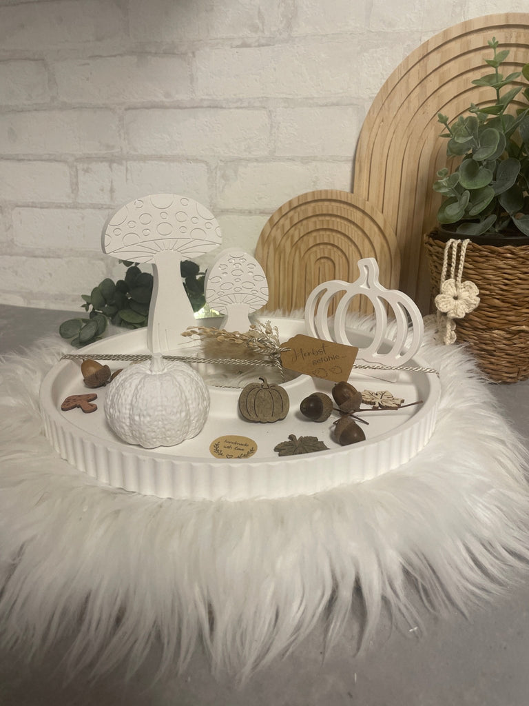 Herbstliches Deko - Tablett in Weiß – Kürbisse, Pilze & Naturdetails - KB Socken