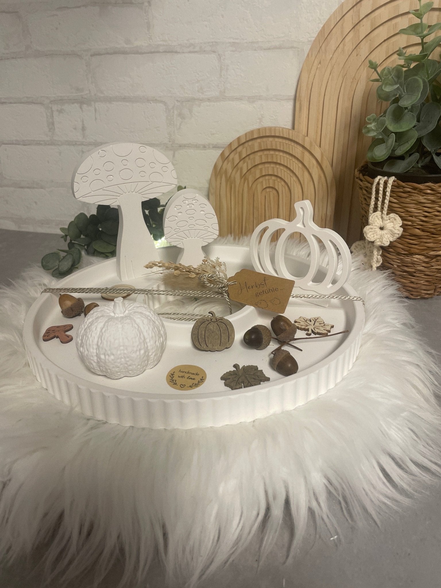 Herbstliches Deko-Tablett in Weiß – Kürbisse, Pilze & Boho-Details