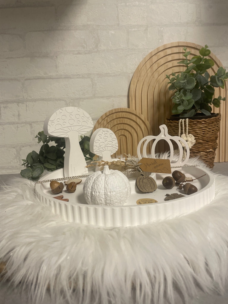 Herbstliches Deko - Tablett in Weiß – Kürbisse, Pilze & Naturdetails - KB Socken