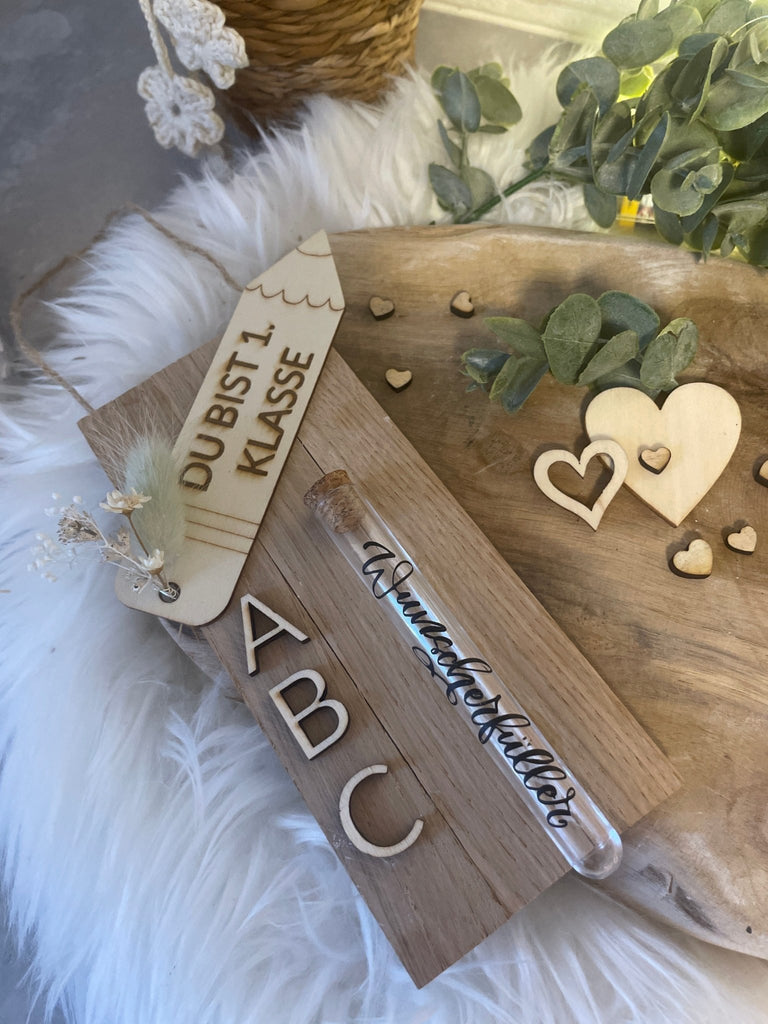 Holzschild "Du bist 1. Klasse" – Geschenk zur Einschulung mit Trockenblumen & Reagenzglas - KB Socken