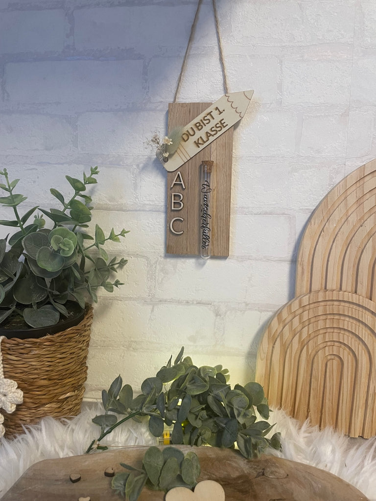 Holzschild "Du bist 1. Klasse" – Geschenk zur Einschulung mit Trockenblumen & Reagenzglas - KB Socken