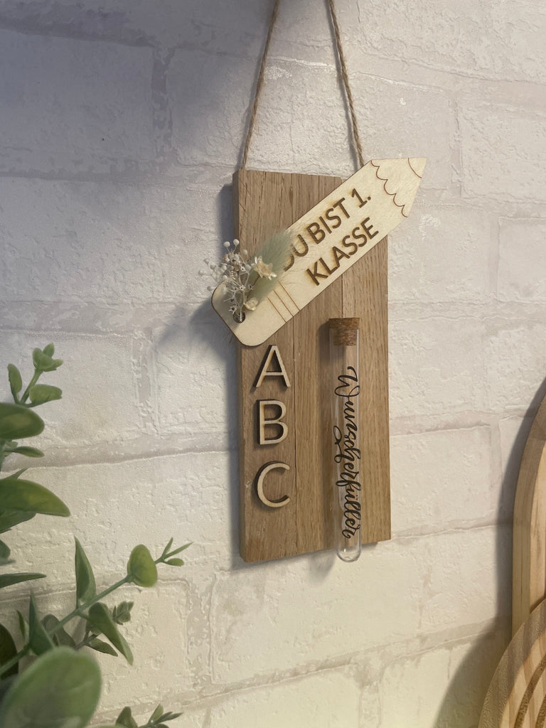 Holzschild "Du bist 1. Klasse" – Geschenk zur Einschulung mit Trockenblumen & Reagenzglas - KB Socken
