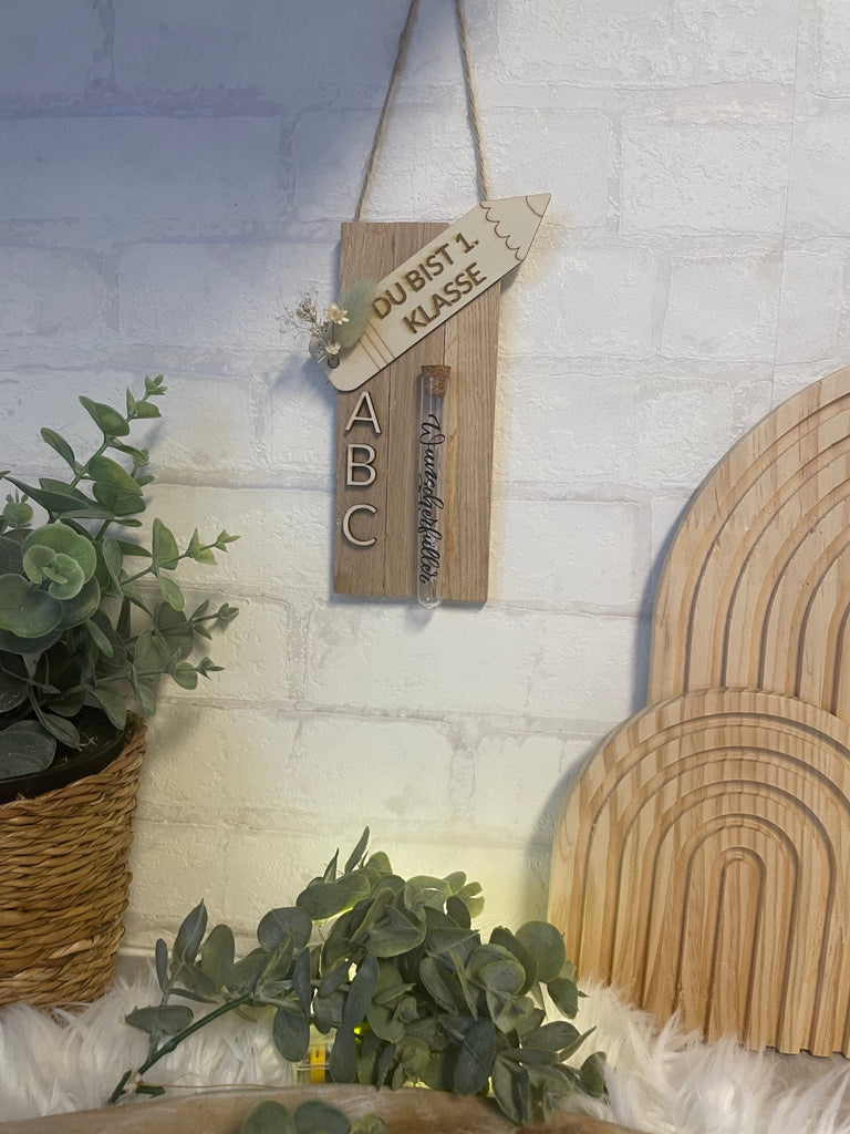 Holzschild "Du bist 1. Klasse" – Geschenk zur Einschulung mit Trockenblumen & Reagenzglas - KB Socken