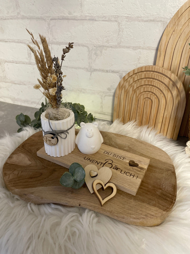 KB Dekoration Vase mit Bär auf Holztablett, Trockenblumen, Gravur, " Du bist unentbärlich," Geschenk Frau, Mitbringsel, Geschenke aus Holz und Keraflott