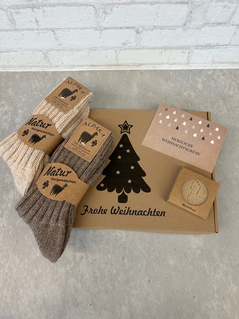 KB Socken Geschenkbox Weihnachtliche Geschenkbox inklusive 2 Paar Alpakasocken, einer Alpakakeratinseife und einer Weihnachtskarte