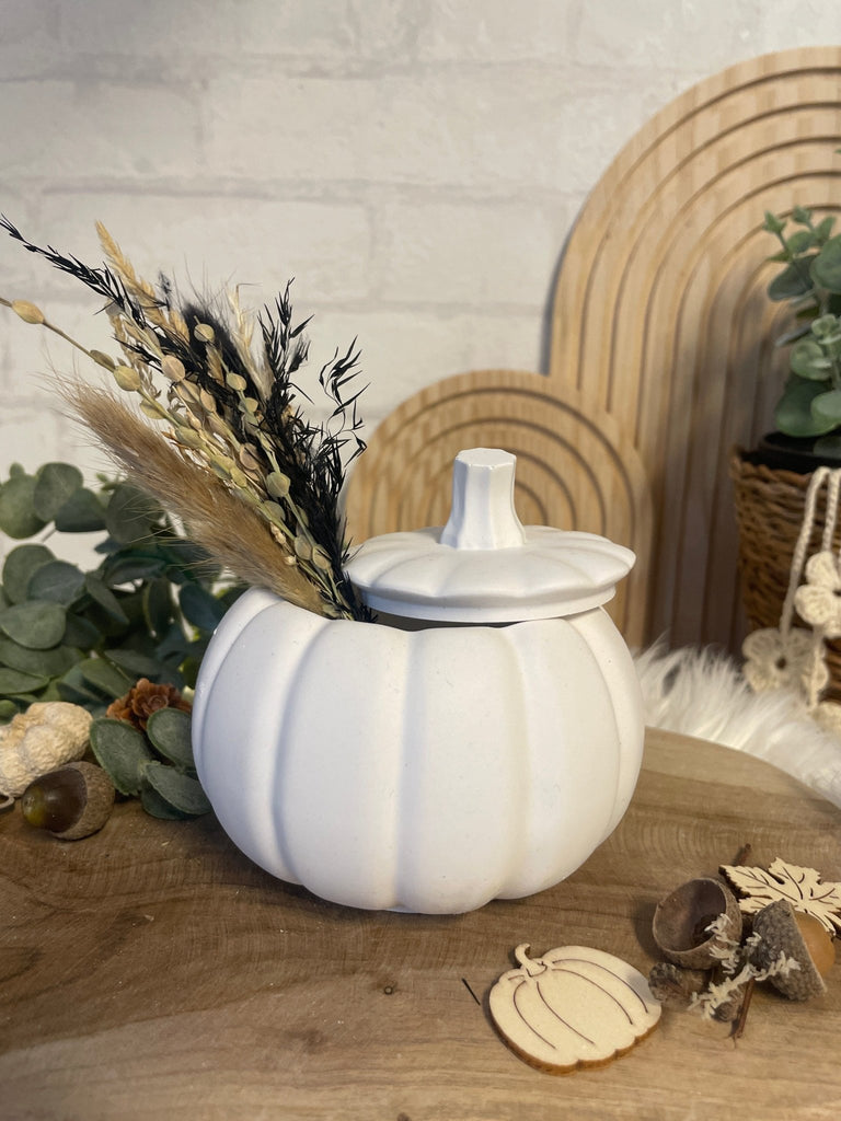 Kürbis Dose mit Trockenblumen – Herbstdeko für Tisch & Regal - KB Socken