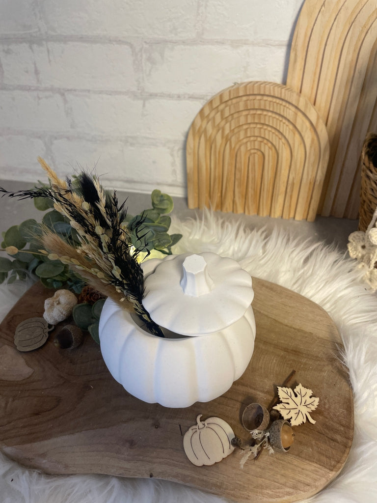Kürbis Dose mit Trockenblumen – Herbstdeko für Tisch & Regal - KB Socken