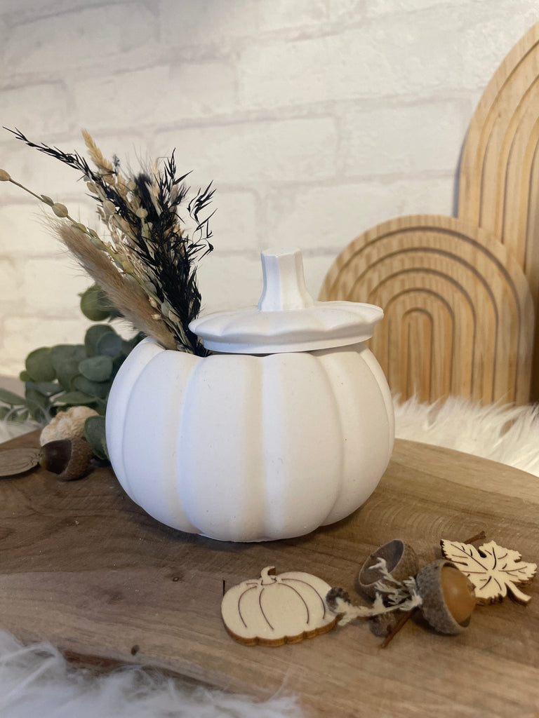 Kürbis Dose mit Trockenblumen – Herbstdeko für Tisch & Regal - KB Socken