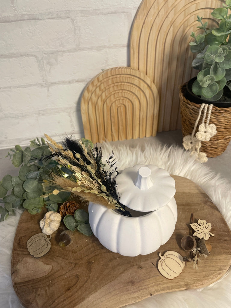 Kürbis Dose mit Trockenblumen – Herbstdeko für Tisch & Regal - KB Socken