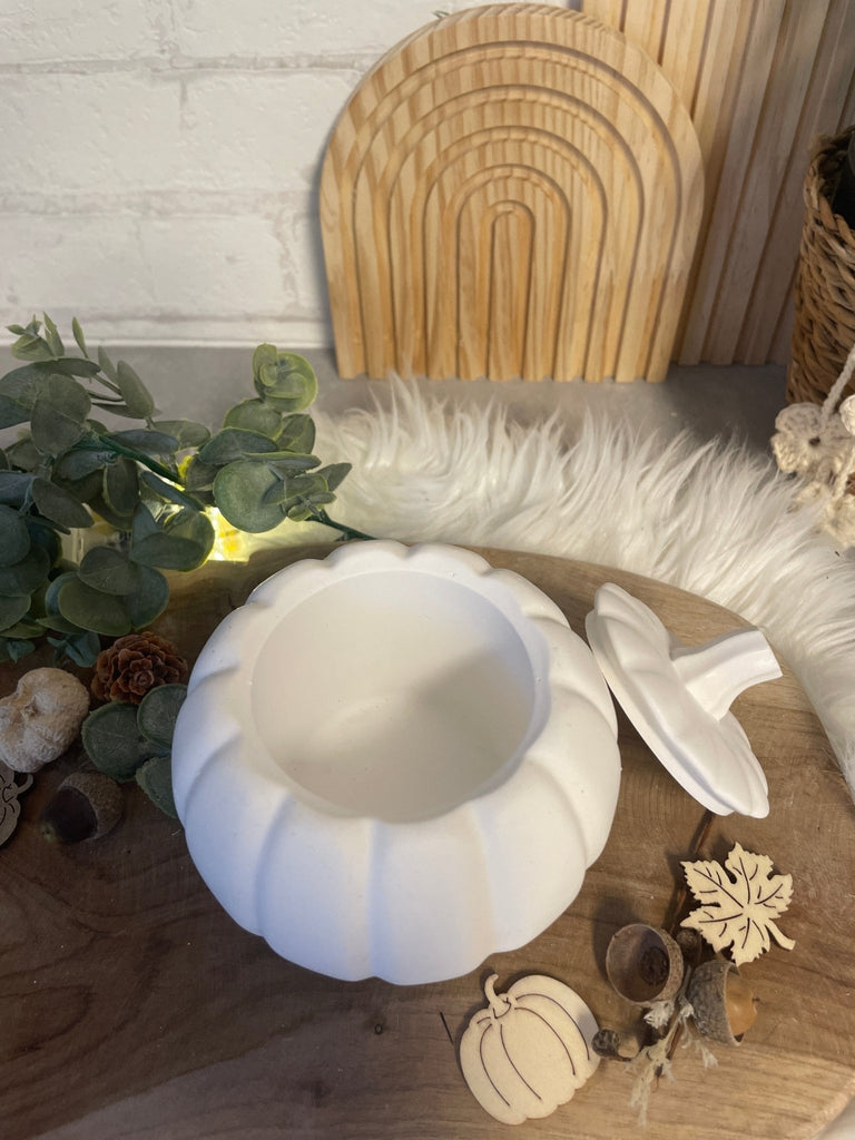 Kürbis Dose mit Trockenblumen – Herbstdeko für Tisch & Regal - KB Socken