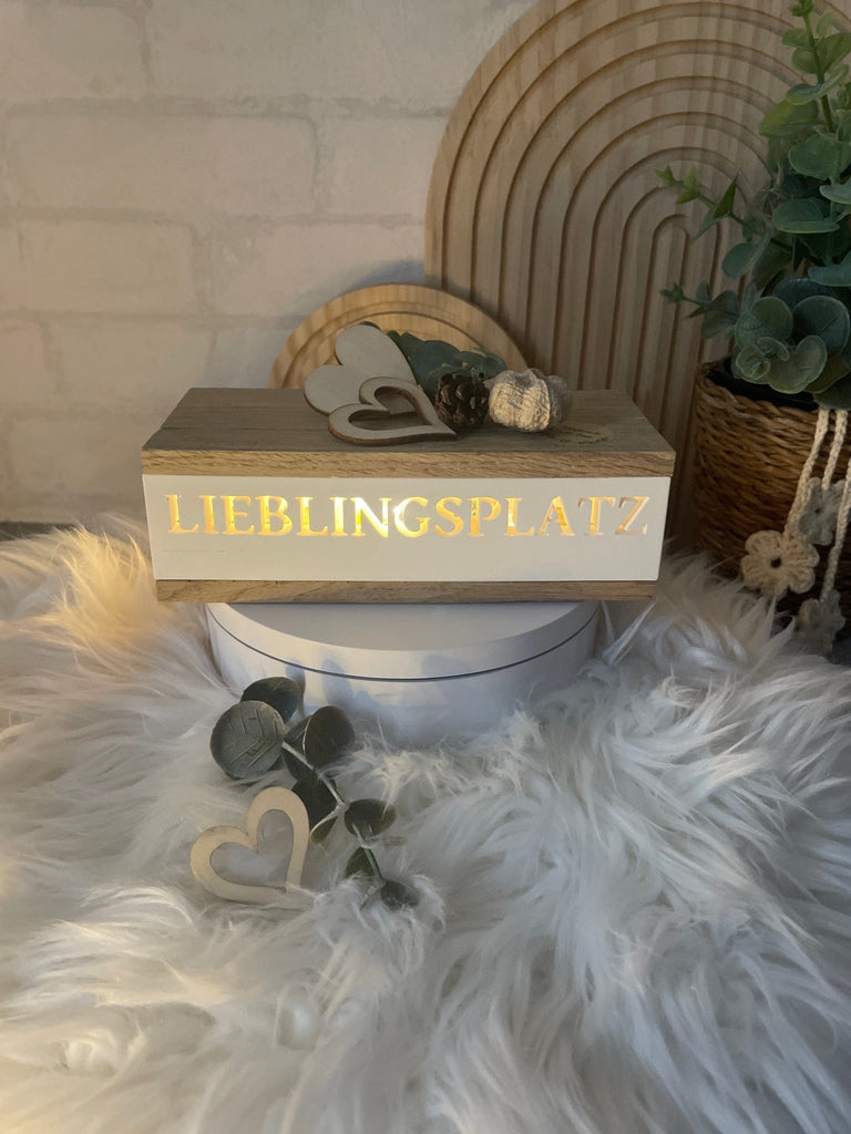 LED Lichtbox „Lieblingsplatz“ aus Holz – Stimmungslicht & Deko Geschenk - KB Socken