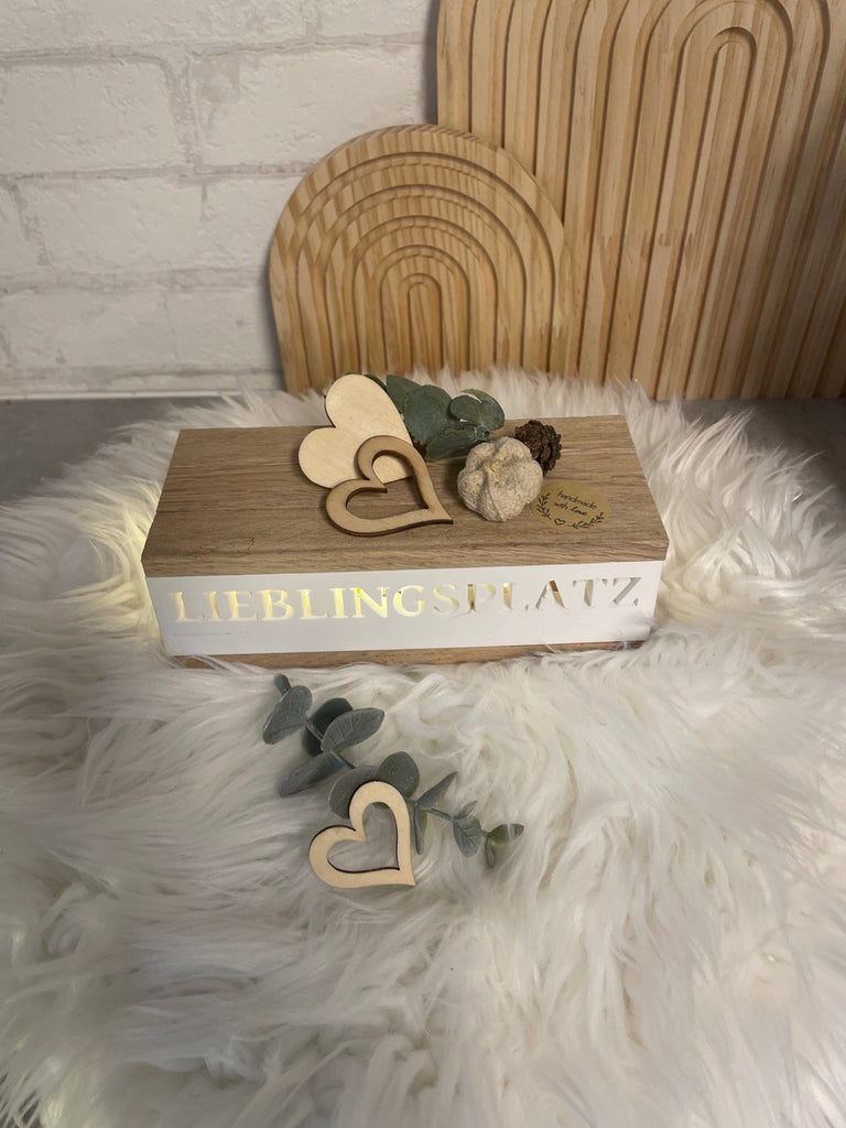 LED Lichtbox „Lieblingsplatz“ aus Holz – Stimmungslicht & Deko Geschenk - KB Socken