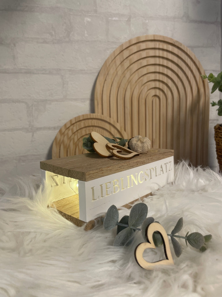 LED Lichtbox „Lieblingsplatz“ aus Holz – Stimmungslicht & Deko Geschenk - KB Socken