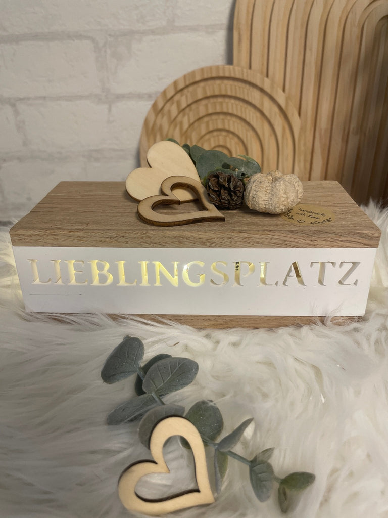 LED Lichtbox „Lieblingsplatz“ aus Holz – Stimmungslicht & Deko Geschenk - KB Socken