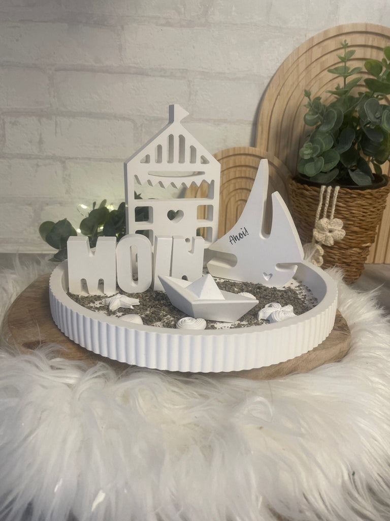 Maritime Deko „MOIN“ aus Keraflott – Leuchtturm, Boot & Segel im Küsten - Stil - KB Socken