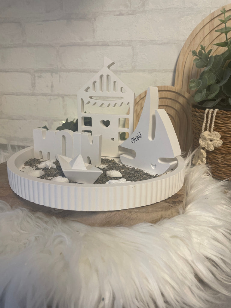 Maritime Deko „MOIN“ aus Keraflott – Leuchtturm, Boot & Segel im Küsten - Stil - KB Socken