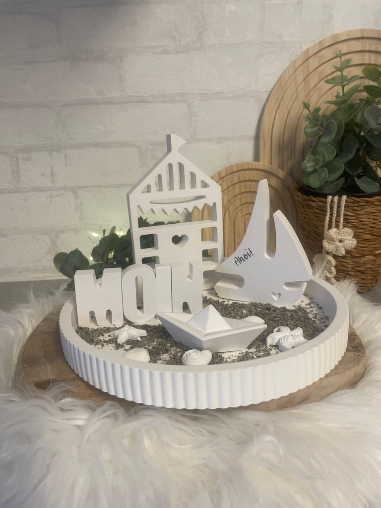 Maritime Deko „MOIN“ aus Keraflott – Leuchtturm, Boot & Segel im Küsten - Stil - KB Socken