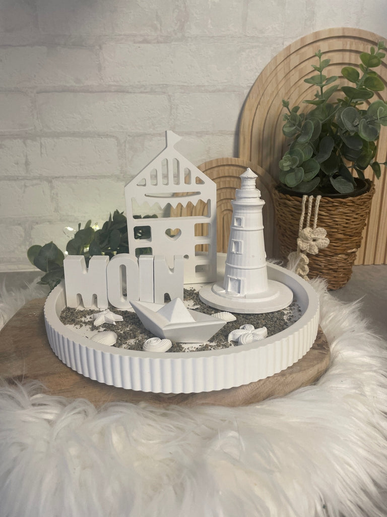 Maritime Deko „MOIN“ aus Keraflott – Leuchtturm, Boot & Segel im Küsten - Stil - KB Socken