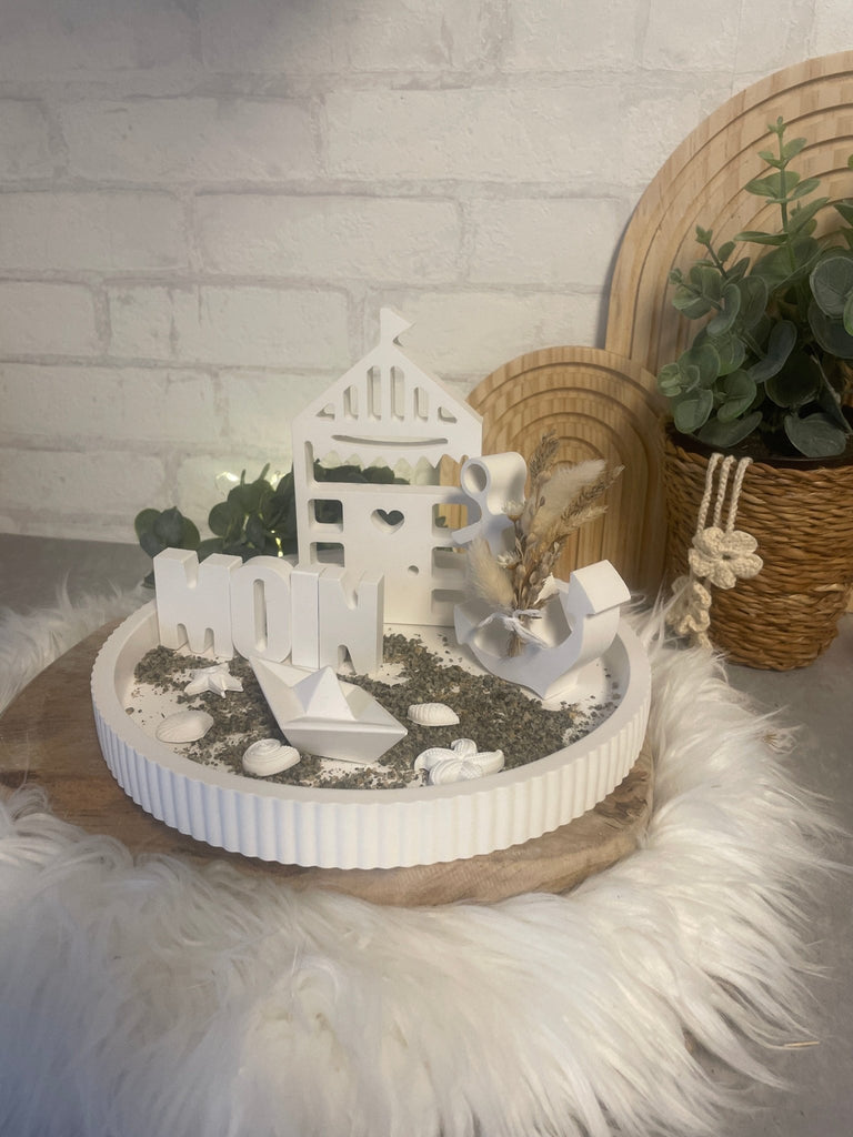 Maritime Deko „MOIN“ aus Keraflott – Leuchtturm, Boot & Segel im Küsten - Stil - KB Socken